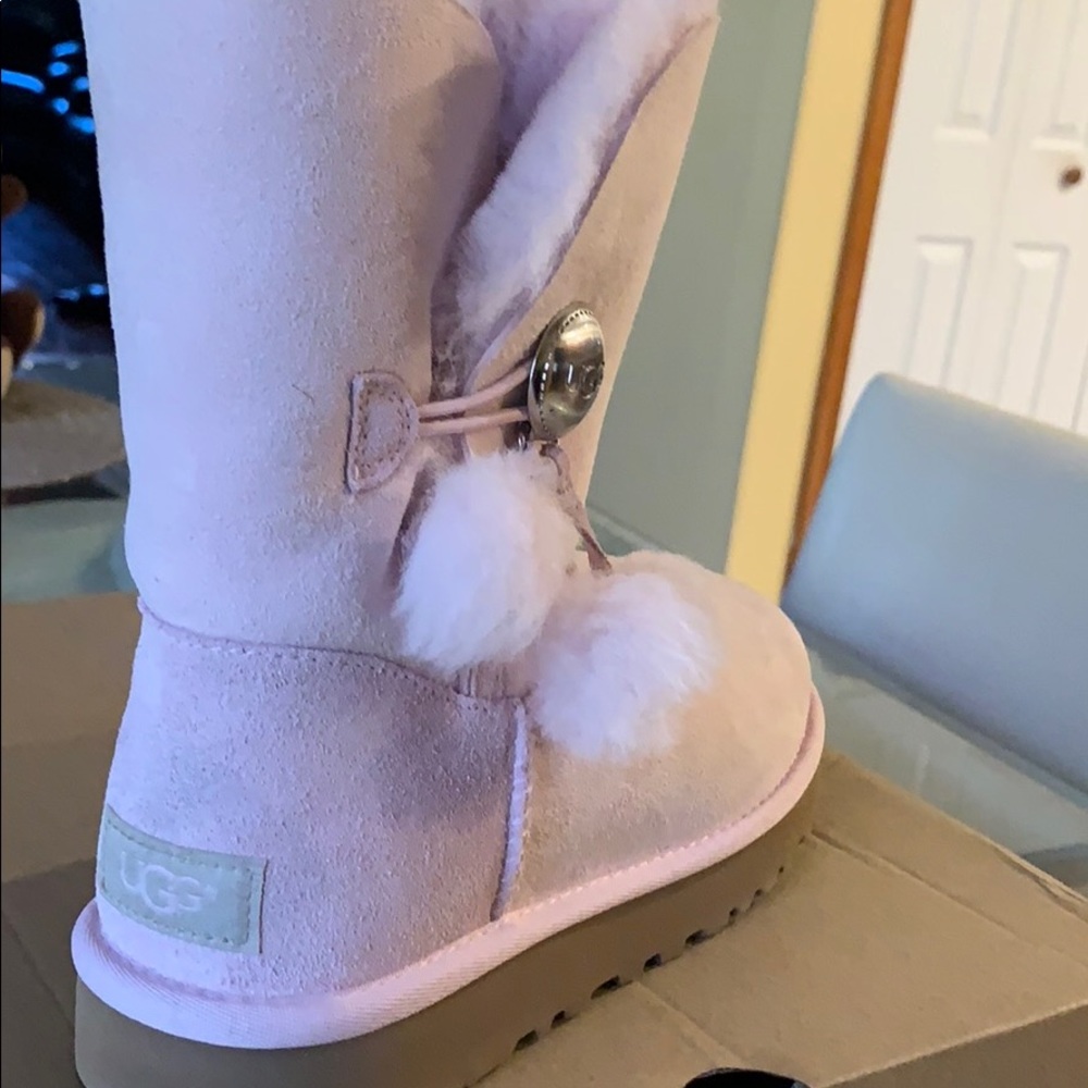 Ugg w/ Bailey Button Puff